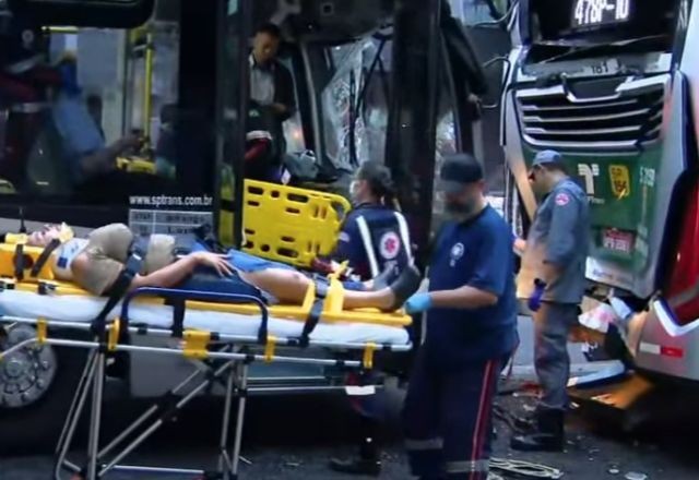 Imagem da noticia SP: colisão entre 2 ônibus deixa 7 feridos na Avenida Paulista