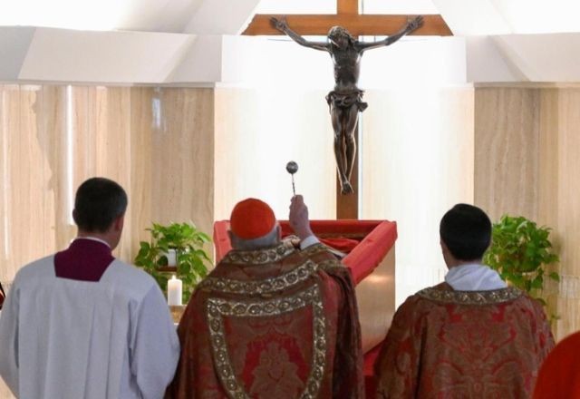 Imagem da noticia Vaticano determina luto de 9 dias pela morte do Papa Francisco
