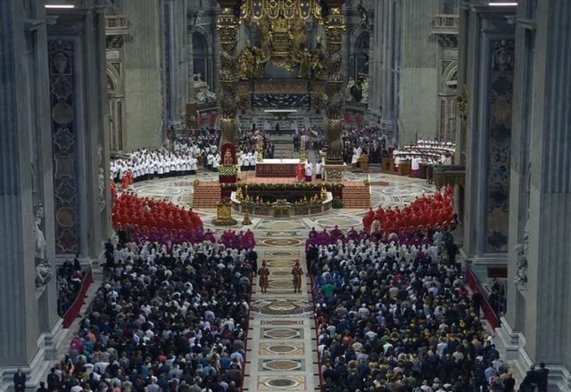 Imagem da noticia Fiéis lotam Basílica de São Pedro para missa que antecede o conclave