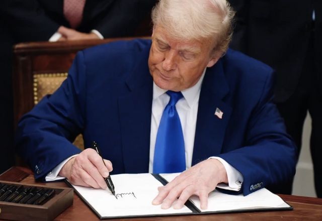 Imagem da noticia Trump assina decreto para reduzir preços de medicamentos nos EUA