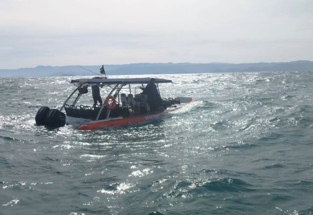 Imagem da noticia Bote naufraga com 20 pessoas durante passeio no litoral de SP