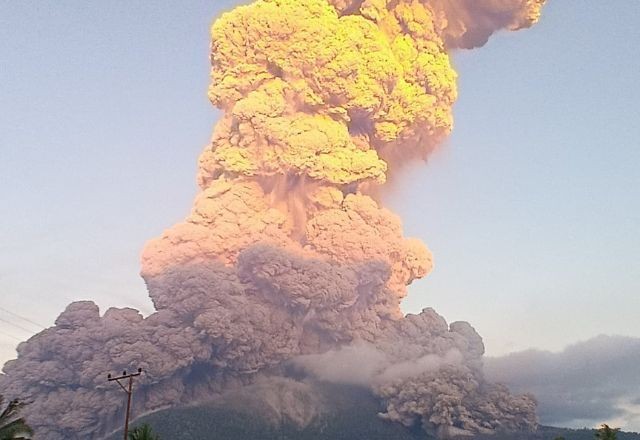 Imagem da noticia Vulcão entra em erupção na Indonésia e lança cinzas a 11 km de altura