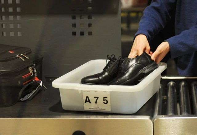 Imagem da noticia EUA suspendem ordem de tirar sapatos para inspeção de segurança em aeroportos