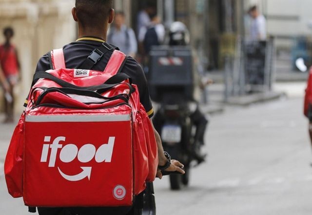 Imagem da noticia RJ sanciona lei que proíbe venda de bolsas bags usadas por entregadores de delivery