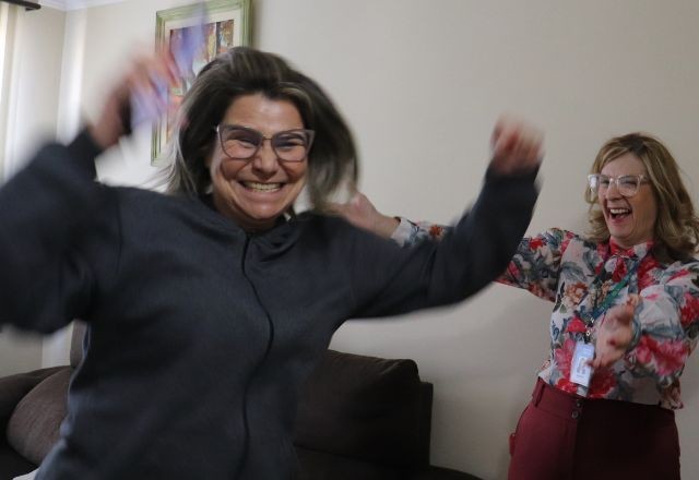 Imagem da noticia Zeladora passa 15 dias recusando ligações sem saber que se tratava de prêmio de R$ 100 mil