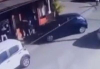 Motorista recém-habilitada atropela cinco pessoas em SC Motorista recém-habilitada atropela cinco pessoas em SC