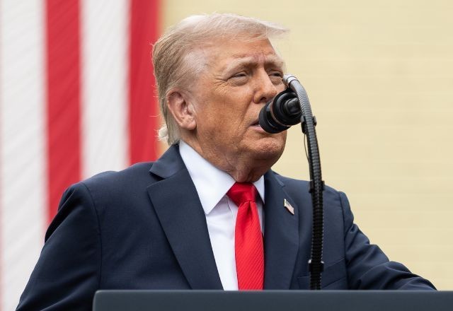 Imagem da noticia Trump processa The New York Times e pede US$ 15 bilhões por calúnia e difamação