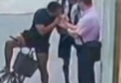 Vídeo: Assaltante morde dedo de homem para roubar aliança Vídeo: Assaltante morde dedo de homem para roubar aliança