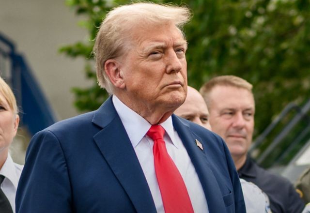 Imagem da noticia Trump anuncia tarifas de 10% sobre madeira e de 25% sobre móveis estofados