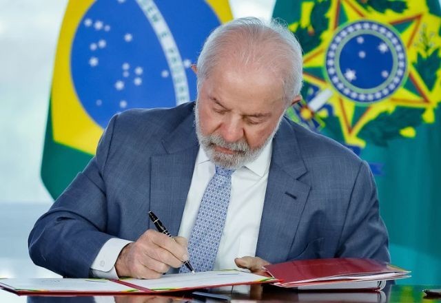 Imagem da noticia Lula sanciona lei que garante pensão para filhos de vítimas de feminicídio