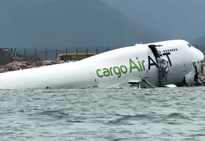 Avião de carga derrapa na pista e cai no mar ao pousar em Hong Kong; duas pessoas morreram Avião de carga derrapa na pista e cai no mar ao pousar em Hong Kong; duas pessoas morreram