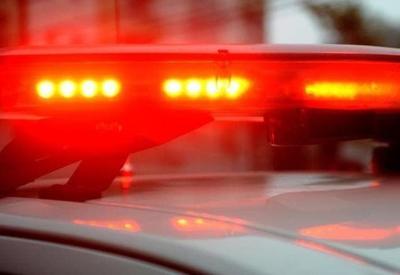 Jovem é esfaqueado pelo padrasto ao tentar defender a mãe de agressão Jovem é esfaqueado pelo padrasto ao tentar defender a mãe de agressão