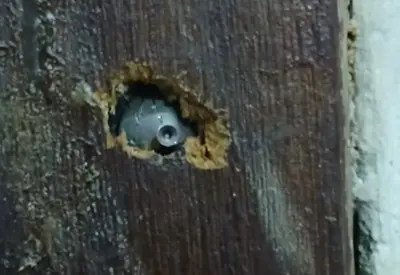 Alunos encontram câmera escondida em banheiro de escola no RJ Alunos encontram câmera escondida em banheiro de escola no RJ