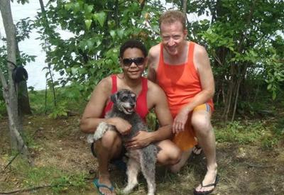 Mulher é presa por matar irmão e cunhado envenenados para ficar com seguro de vida Mulher é presa por matar irmão e cunhado envenenados para ficar com seguro de vida