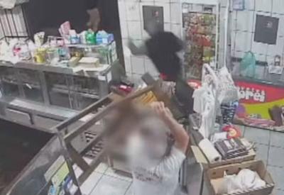 VÍDEO: Idoso reage a assalto e afugenta criminosos com banco de madeira VÍDEO: Idoso reage a assalto e afugenta criminosos com banco de madeira