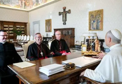 Papa Leão XVI devolve 62 artefatos indígenas ao Canadá Papa Leão XVI devolve 62 artefatos indígenas ao Canadá