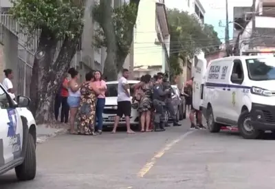 Homem é morto a tiros ao sair de casa para buscar filho na creche Homem é morto a tiros ao sair de casa para buscar filho na creche