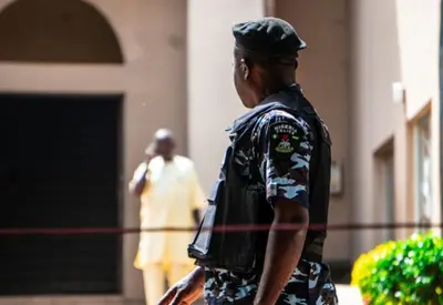 Grupo armado invade escola na Nigéria, mata vice-diretor e sequestra 25 alunas Grupo armado invade escola na Nigéria, mata vice-diretor e sequestra 25 alunas