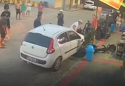 Motorista bêbada e sem habilitação atropela família após perder a direção do carro Motorista bêbada e sem habilitação atropela família após perder a direção do carro