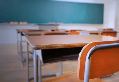 Professor suspeito de assédio sexual contra alunas é afastado de rede pública do Paraná Professor suspeito de assédio sexual contra alunas é afastado de rede pública do Paraná