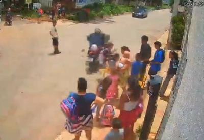Criança é atropelada por moto ao atravessar rua em frente à escola Criança é atropelada por moto ao atravessar rua em frente à escola