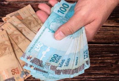 Primeira parcela do 13º salário deve ser paga nesta sexta (28) Primeira parcela do 13º salário deve ser paga nesta sexta (28)