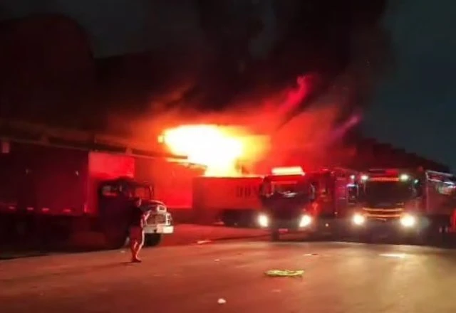 Imagem da noticia Incêndio de grandes proporções atinge pavilhão do Ceasa no RJ