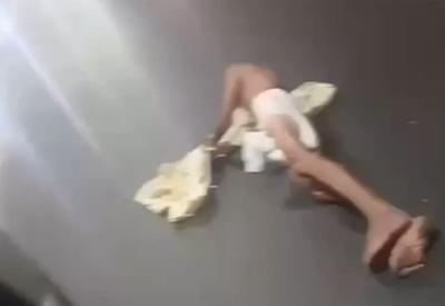 Paciente salta de ambulância em movimento durante transferência médica Paciente salta de ambulância em movimento durante transferência médica