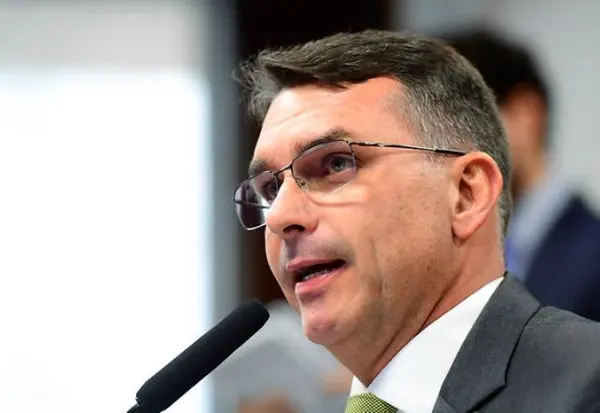 Imagem da notícia: Republicanos de Tarcísio Freitas é convidado, mas não vai em encontro de articulação com Flávio Bolsonaro