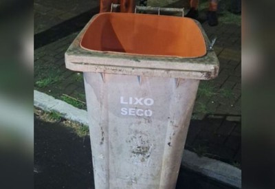 Mulher é encontrada morta dentro de lixeira com mãos e pés amarrados Mulher é encontrada morta dentro de lixeira com mãos e pés amarrados