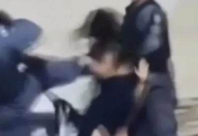 PM dá 'voadora' no peito de mulher durante abordagem em distribuidora de bebidas PM dá 'voadora' no peito de mulher durante abordagem em distribuidora de bebidas