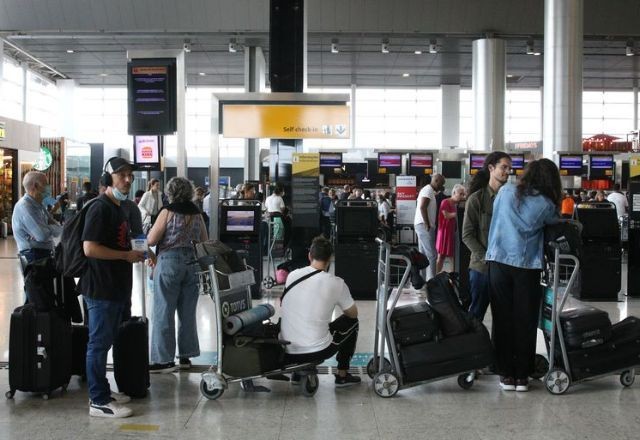 Imagem da noticia Alta temporada: veja o que fazer em caso de voos cancelados e bagagens danificadas