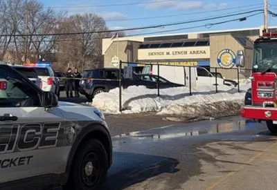 Homem que abriu fogo em pista de hóquei nos EUA matou ex-esposa e filho, diz polícia Homem que abriu fogo em pista de hóquei nos EUA matou ex-esposa e filho, diz polícia