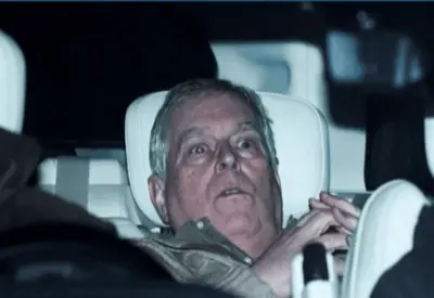 Ex-príncipe Andrew deixa delegacia após ser preso na Inglaterra Ex-príncipe Andrew deixa delegacia após ser preso na Inglaterra