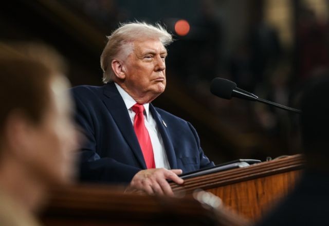 Imagem da noticia Trump supera Bill Clinton e bate recorde de discurso mais longo sobre o Estado da União