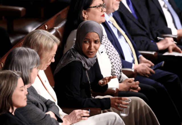 Imagem da noticia Trump diz que deputadas muçulmanas que o confrontaram durante discurso devem ser expulsas dos EUA