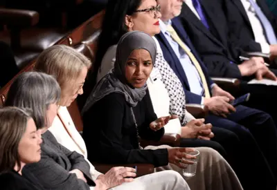 Trump diz que deputadas muçulmanas que o confrontaram durante discurso devem ser expulsas dos EUA Trump diz que deputadas muçulmanas que o confrontaram durante discurso devem ser expulsas dos EUA