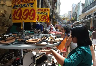 Governo adia por mais 90 dias regra que restringe trabalho no comércio em feriados Governo adia por mais 90 dias regra que restringe trabalho no comércio em feriados