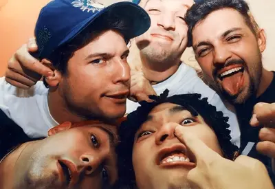 Jaqueta usada por equipe dos Mamonas Assassinas é encontrada intacta sobre caixão de Dinho Jaqueta usada por equipe dos Mamonas Assassinas é encontrada intacta sobre caixão de Dinho