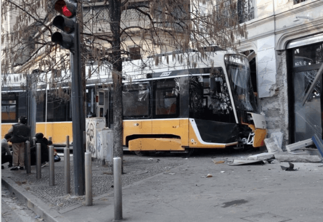 Imagem da noticia Descarrilamento deixa ao menos dois mortos e 40 feridos em Milão