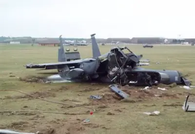 Embaixada dos EUA no Kuwait relata ameaça de mísseis; çaca cai perto de base aérea Embaixada dos EUA no Kuwait relata ameaça de mísseis; çaca cai perto de base aérea