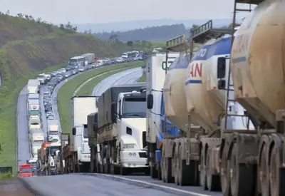 PRF divulga calendário que proíbe circulação de veículos pesados nos feriados de 2026 PRF divulga calendário que proíbe circulação de veículos pesados nos feriados de 2026