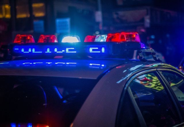 Imagem da noticia Policiais são presos por roubo de celulares durante abordagem no RJ