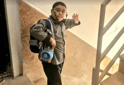 Foto de menino iraniano morto em ataque antes de entrar na escola ganha repercussão mundial Foto de menino iraniano morto em ataque antes de entrar na escola ganha repercussão mundial