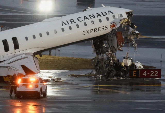 Imagem da noticia Aeroporto em NY é reaberto após colisão, mas vai operar com capacidade reduzida 'por algum tempo', diz secretário