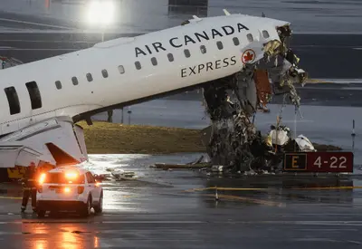 Aeroporto em NY é reaberto após colisão, mas vai operar com capacidade reduzida 'por algum tempo', diz secretário Aeroporto em NY é reaberto após colisão, mas vai operar com capacidade reduzida 'por algum tempo', diz secretário