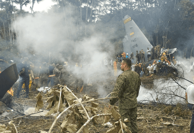 Sobe para 34 o número de mortos em queda de avião militar na Colômbia Sobe para 34 o número de mortos em queda de avião militar na Colômbia