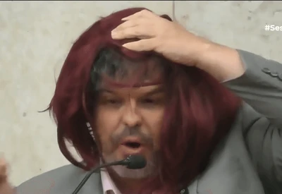 Vereador de SP usa batom e peruca para criticar projeto contra misoginia Vereador de SP usa batom e peruca para criticar projeto contra misoginia