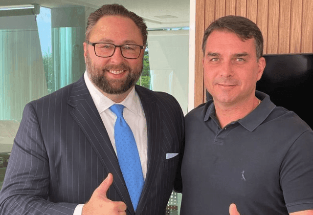 Imagem da noticia Conselheiro de Trump publica foto com Flávio Bolsonaro após evento nos EUA: 'Próximo presidente'