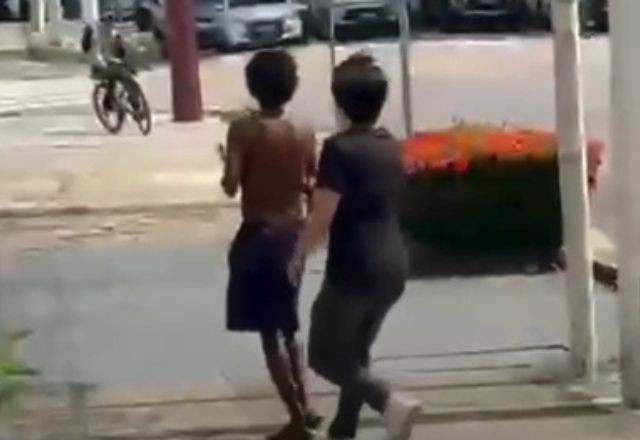 Imagem da noticia MPF abre investigação após alunos atacarem homem em situação de rua com arma de choque